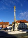 Zagreb - Colonne devant la Cathédrale de l'Assomption de la Vierge Marie
